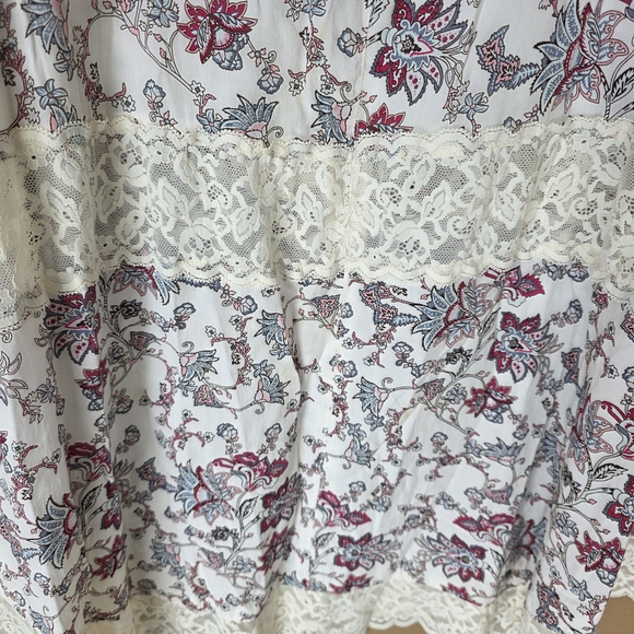 Simply Noelle White Tank Top with Lave Trim And Lace Front Strip Floral Print - Picture 2 of 4